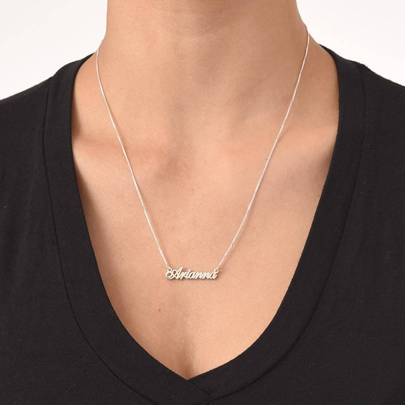 Tiny Classic Name Necklace In Extra Strength Silver-3 produkt billede